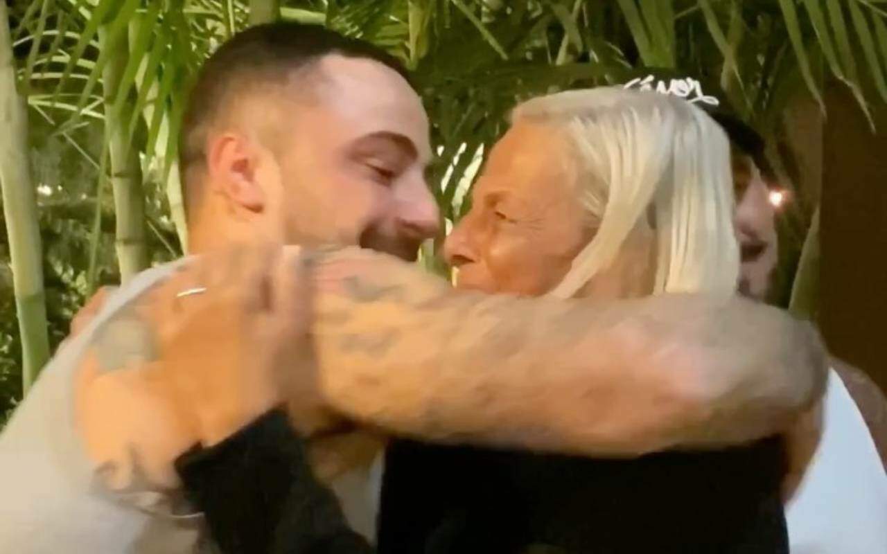 Após receber a revelação, a mãe do ator fica muito emocionada e abraça Titto
