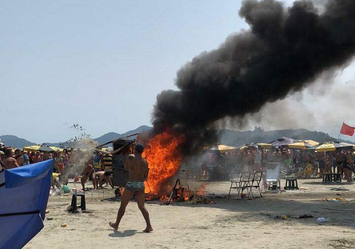 Incêndio ocorreu na Praia do Gonzaga neste domingo 