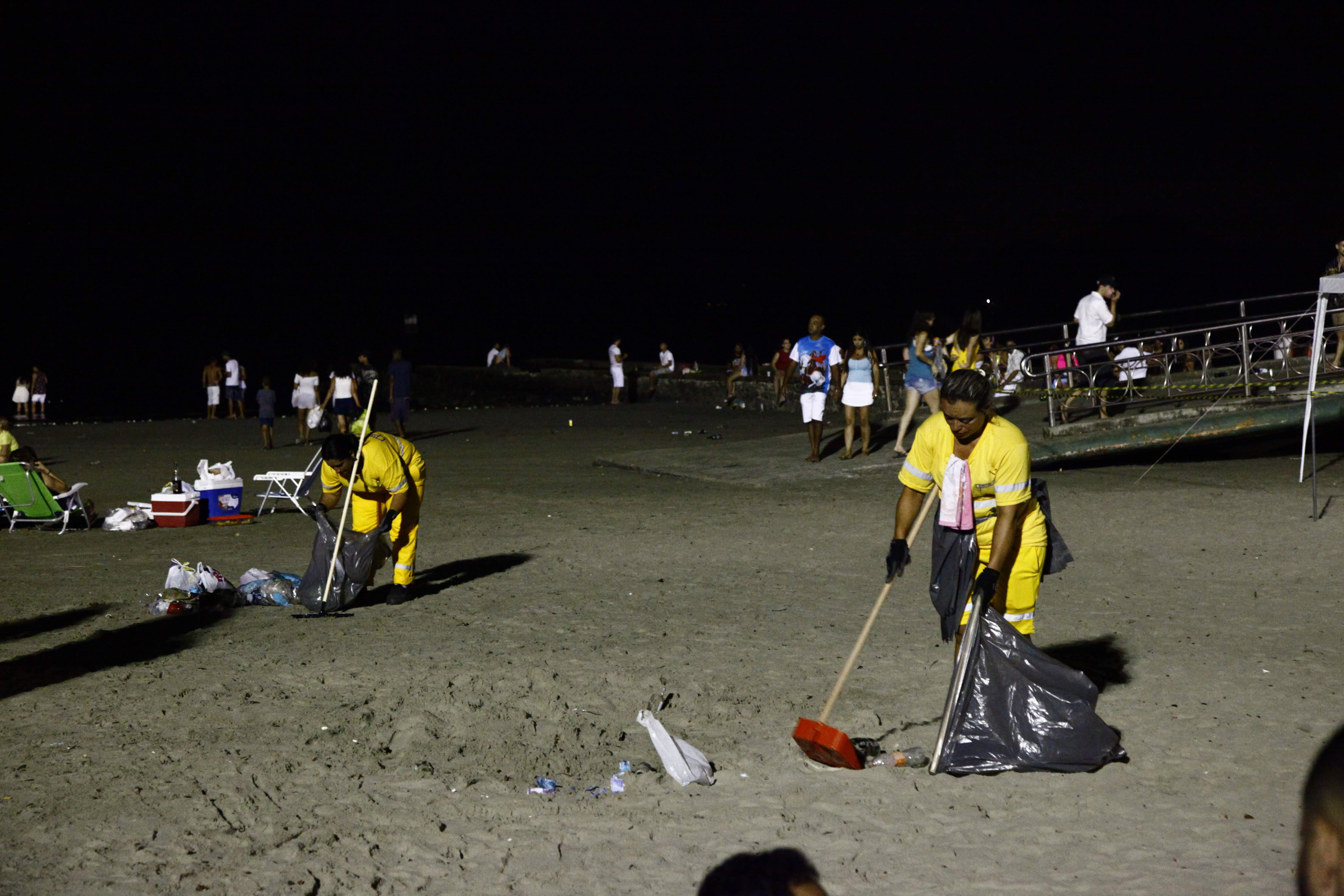 Equipes vão realizar serviços de limpeza na orla de Santos após a virada