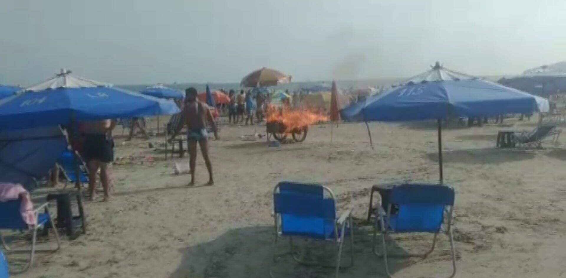Carrinho de milho pegou fogo na Praia do Gonzaga neste domingo 