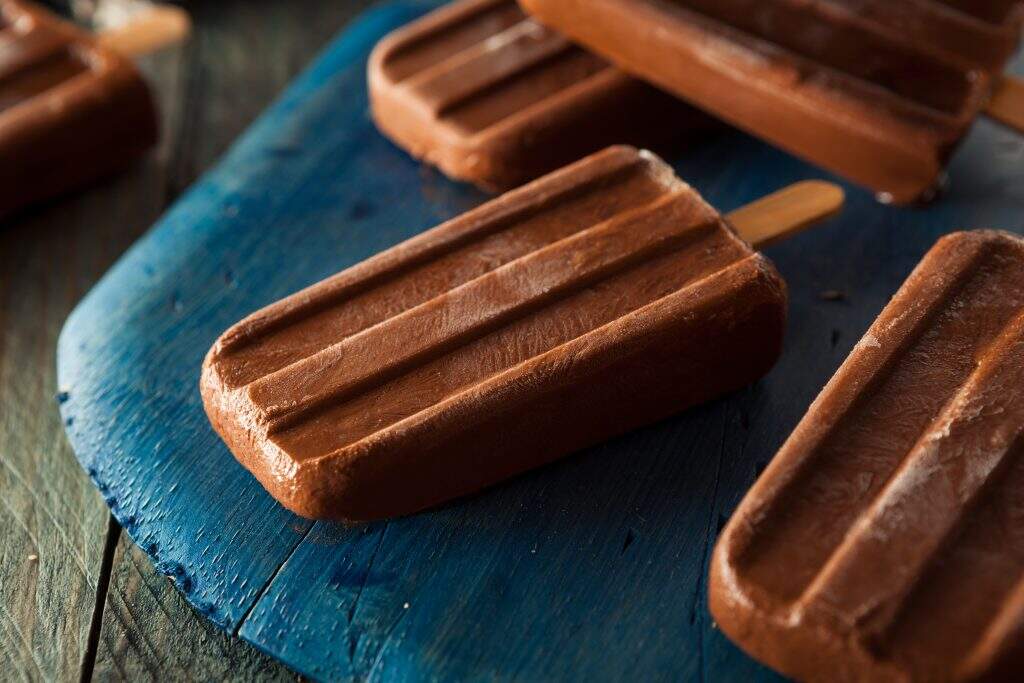 Picolé cremoso de chocolate é uma opção para manter a forma no verão