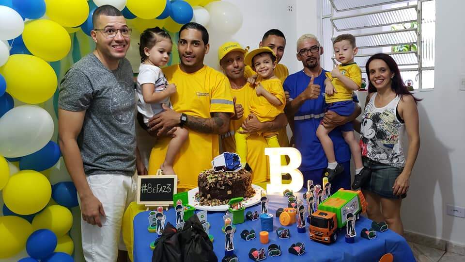 Bernardo recebeu visita de garis 'amigões' em festa surpresa de aniversário