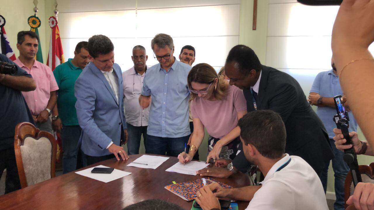 Com a presença de lideranças políticas, prefeito Pedro Gouvêa assinou contrato com a Caixa
