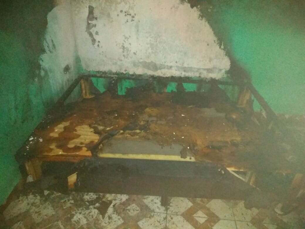 Uma das camas da residência ficou destruída 