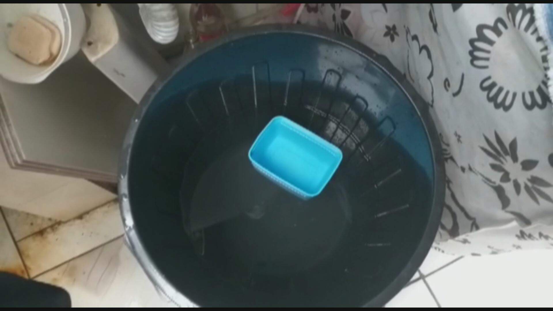 Moradores estão sendo obrigados a utilizar baldes de água 
