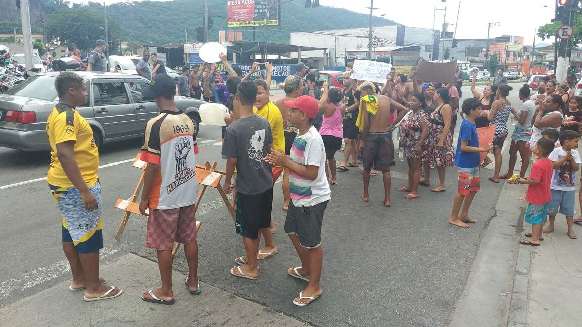 Segurando cartazes, moradores protestaram na Avenida Nossa Senhora de Fátima 