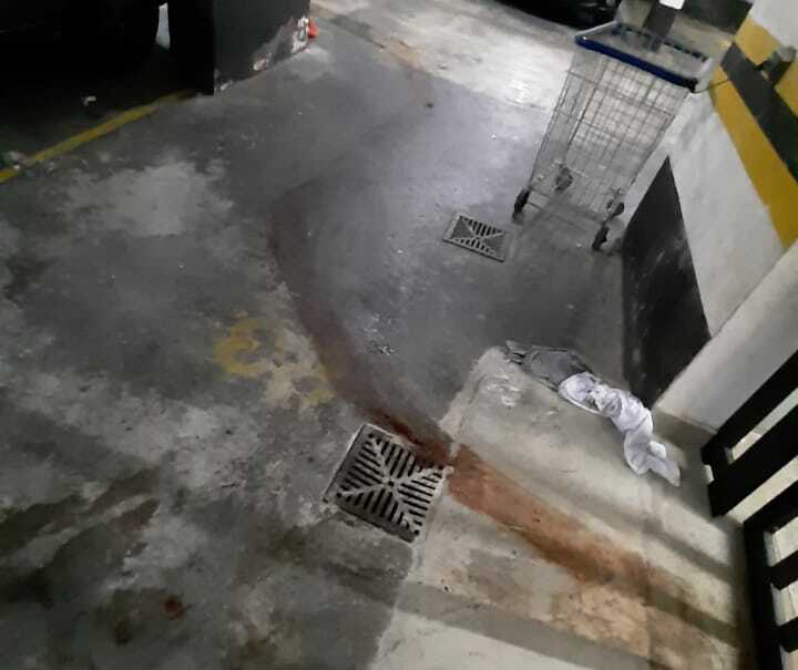Foto feita no estacionamento do prédio, após a retirada dos corpos de dentro da cabine do elevador 