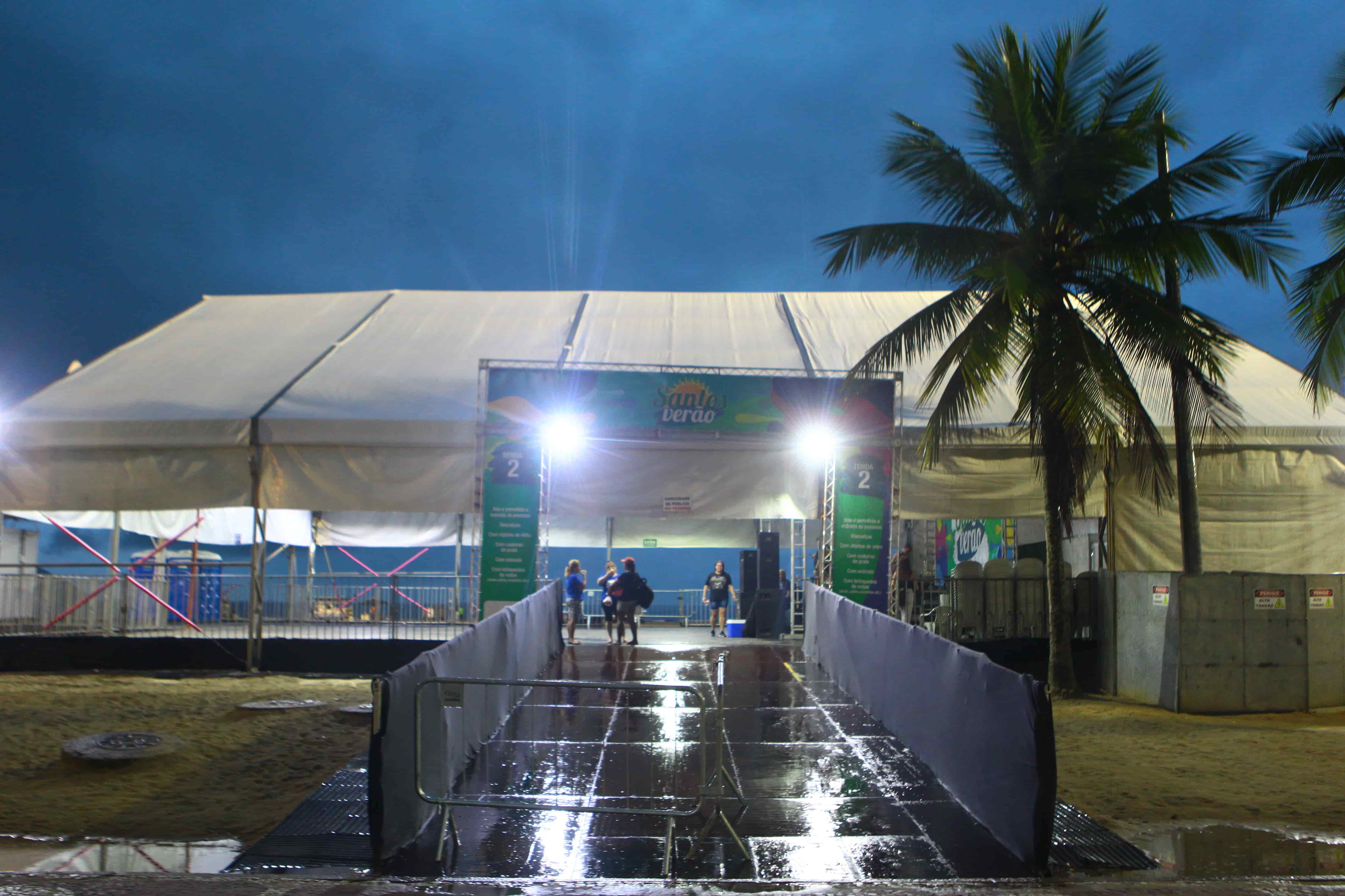Prefeitura mede decibéis nas tendas da praia de Santos