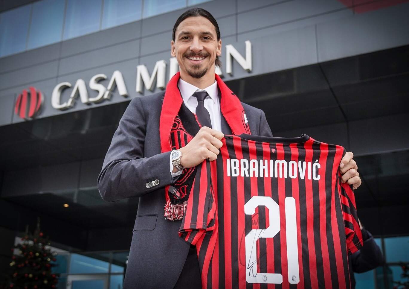 Ibrahimovic foi apresentado na Casa Milan nesta sexta-feira