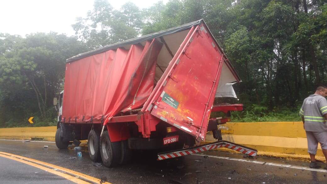 Traseira do caminhão ficou destruída após impacto do acidente