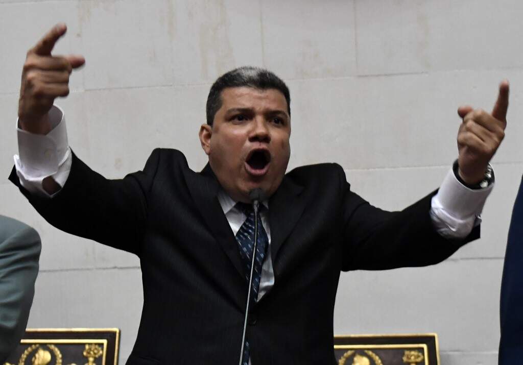 Luis Parra foi proclamado presidente da Assembleia venezuelana