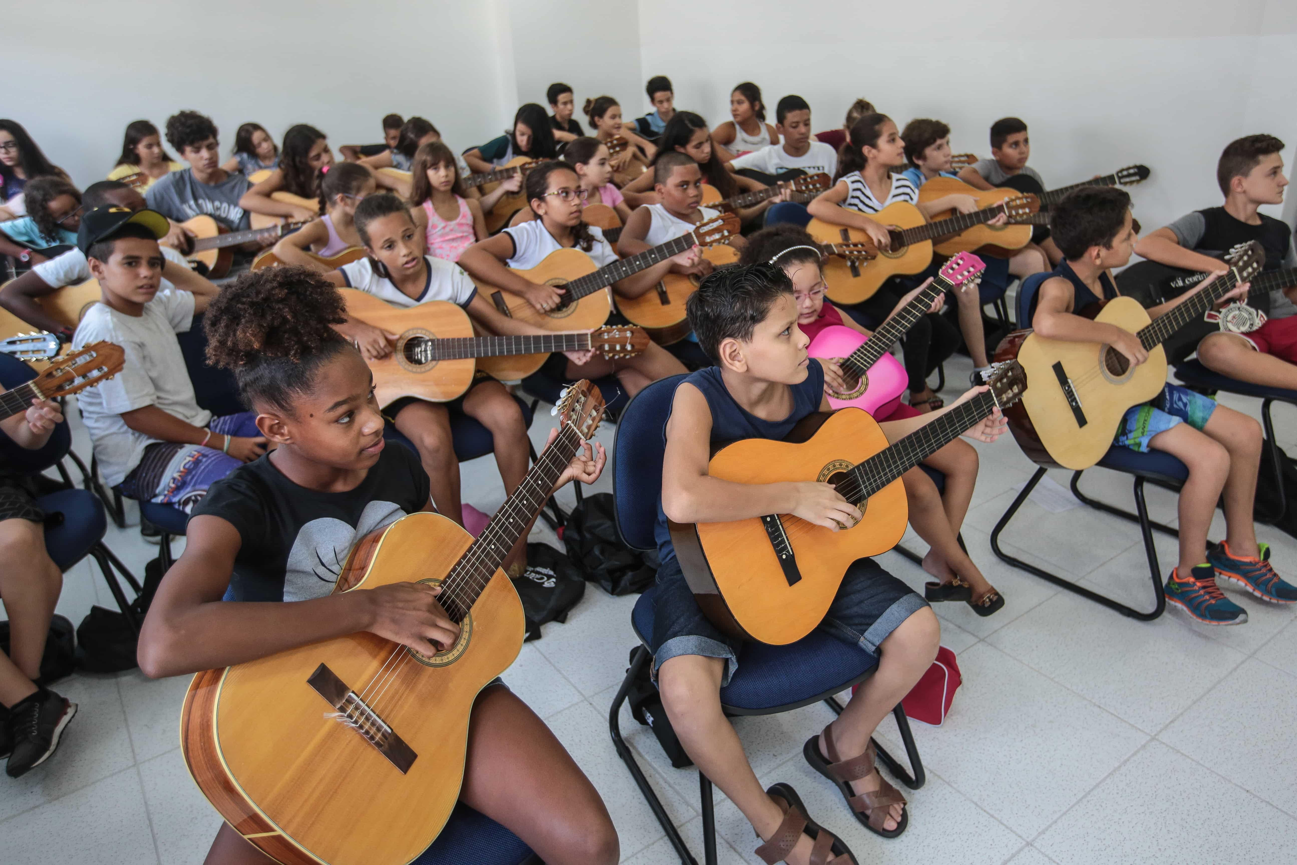Interessados podem cadastrar os filhos para participarem das aulas de violão, dança e musicalização