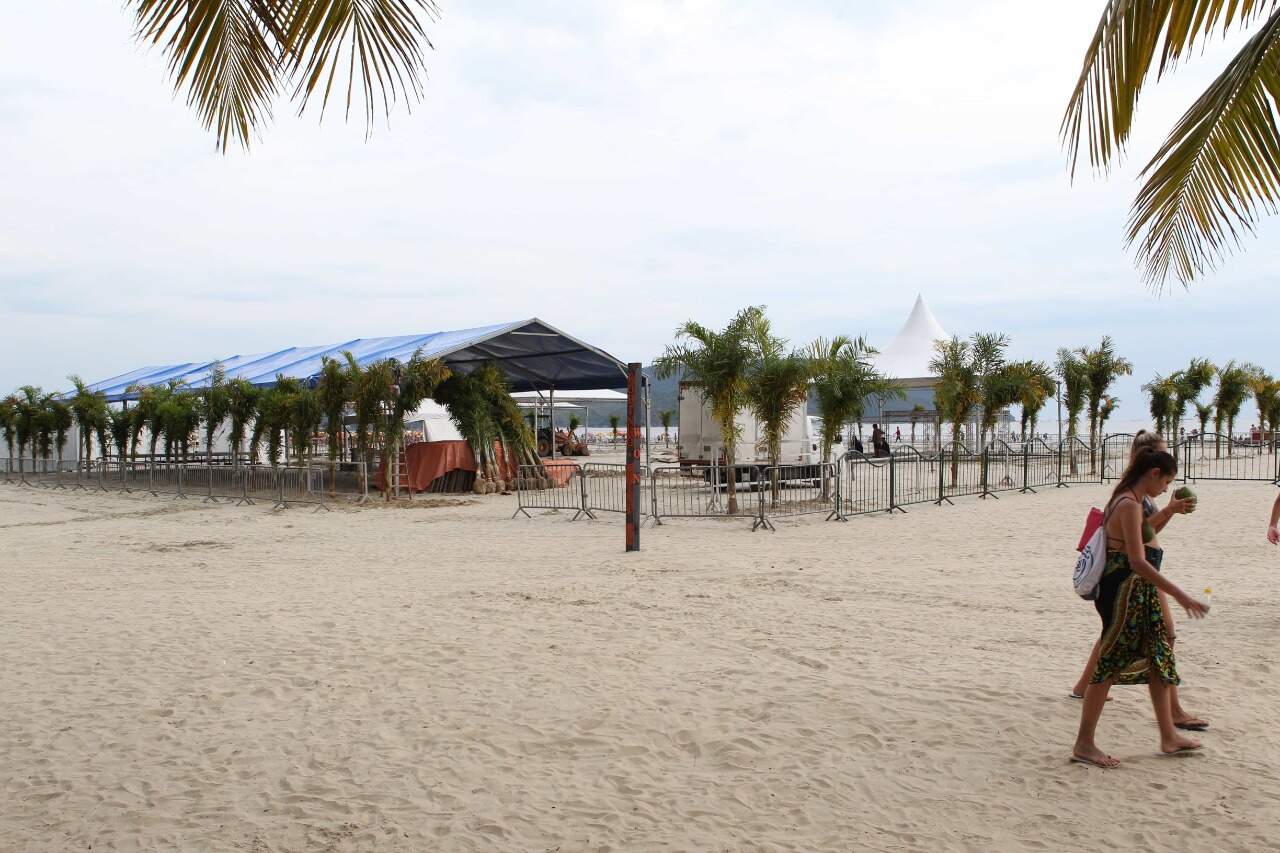 Estrutura montada na Praia do Gonzaga, em Santos, terá 3,6 mil m²