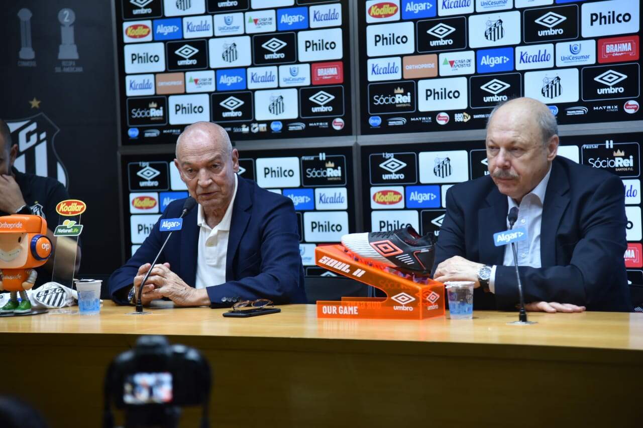 Jesualdo e Peres durante a apresentação do técnico português no Santos, nesta quarta
