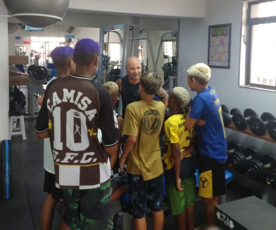Jorge Sampaoli reencontrou os Meninos da Árvore nesta quarta-feira (8), em Santos 