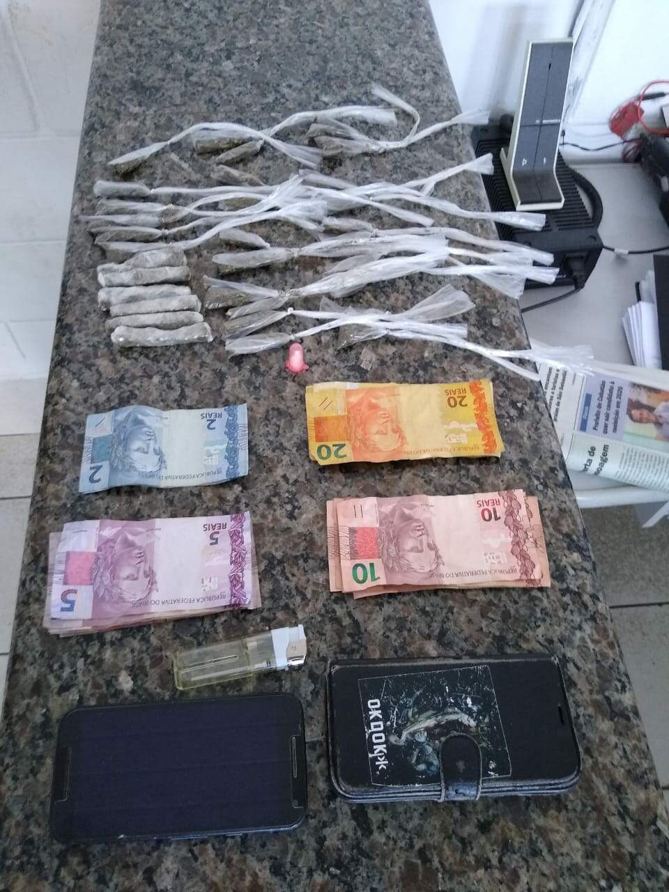 Homem foi detido com dinheiro, drogas e dois celulares