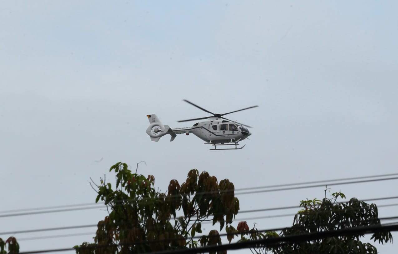 Avião da Força Aérea Brasileira (FAB) foi visto chegando ao Forte dos Andradas