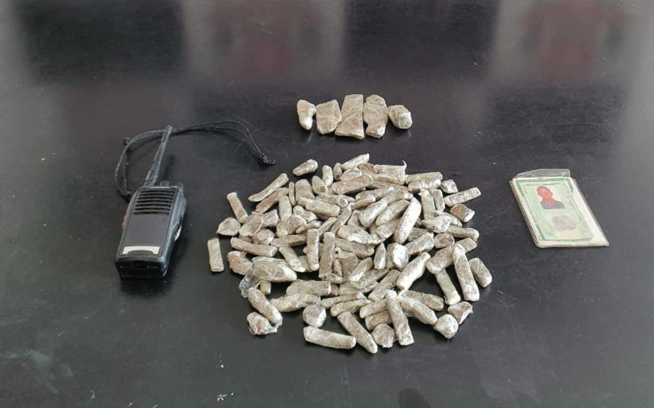 Porções de drogas e objetos relacionados ao tráfico também estão entre as apreensões 