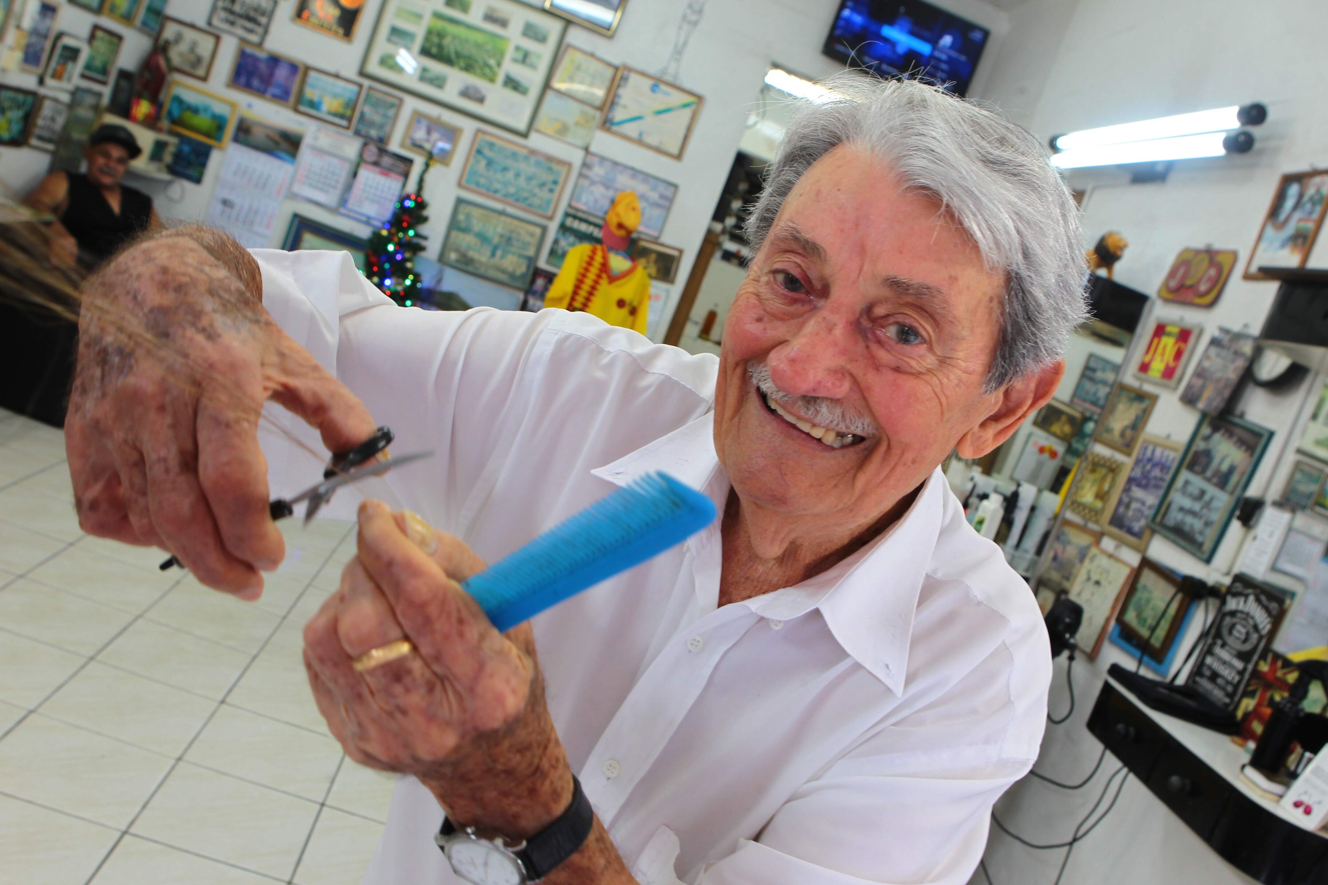 Hilário tem 86 anos de idade e há 56 trabalha no Centro de Santos 