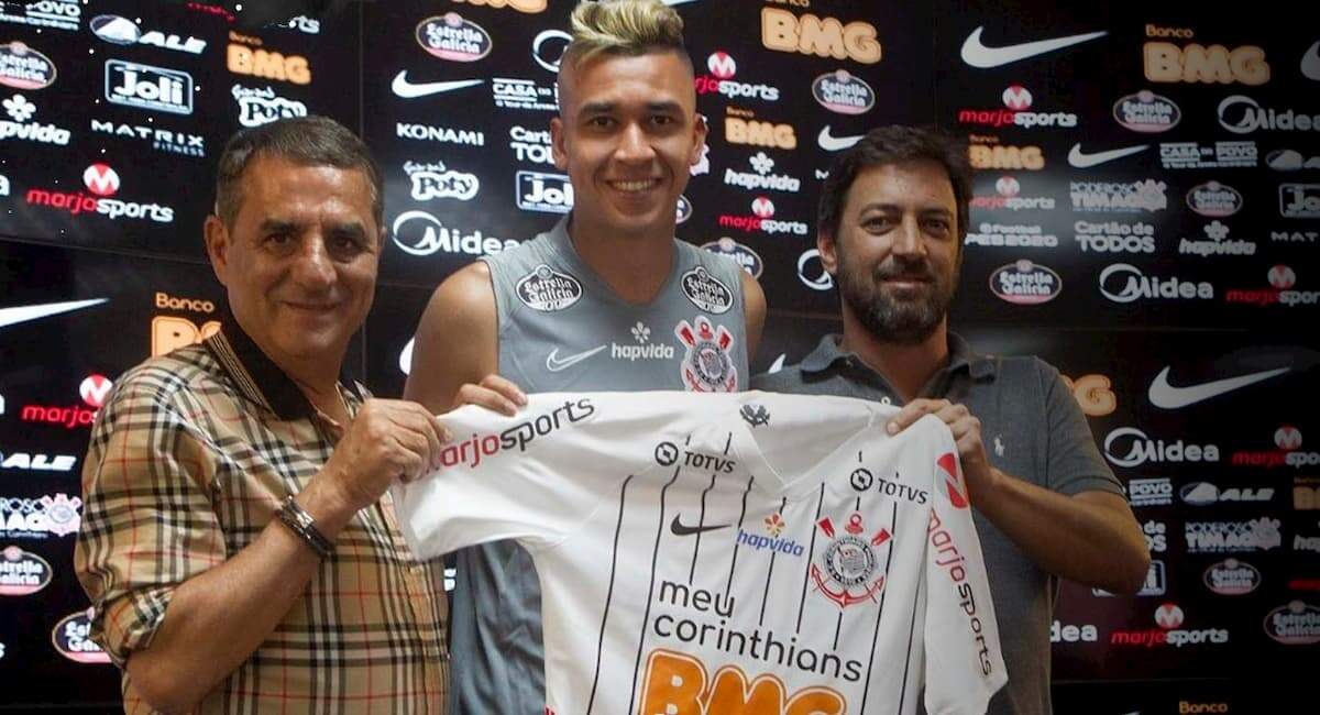 Corinthians pisou na bola durante apresentação do colombiano Victor Cantillo