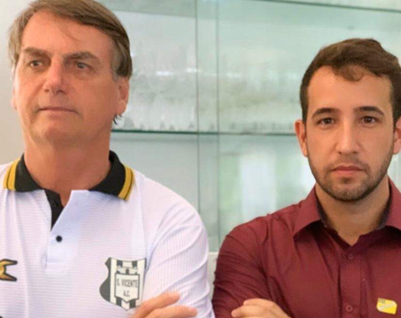 Foto em que Bolsonaro aparece com a camisa do São Vicente foi divulgada por Tenente Coimbra 