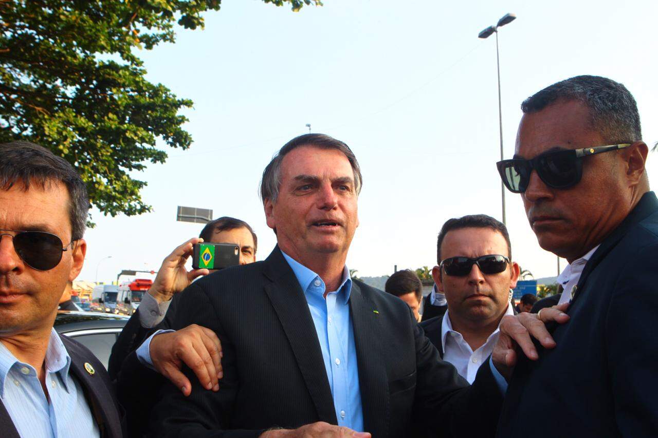 Bolsonaro cumprimentou populares na saída da travessia de balsas 