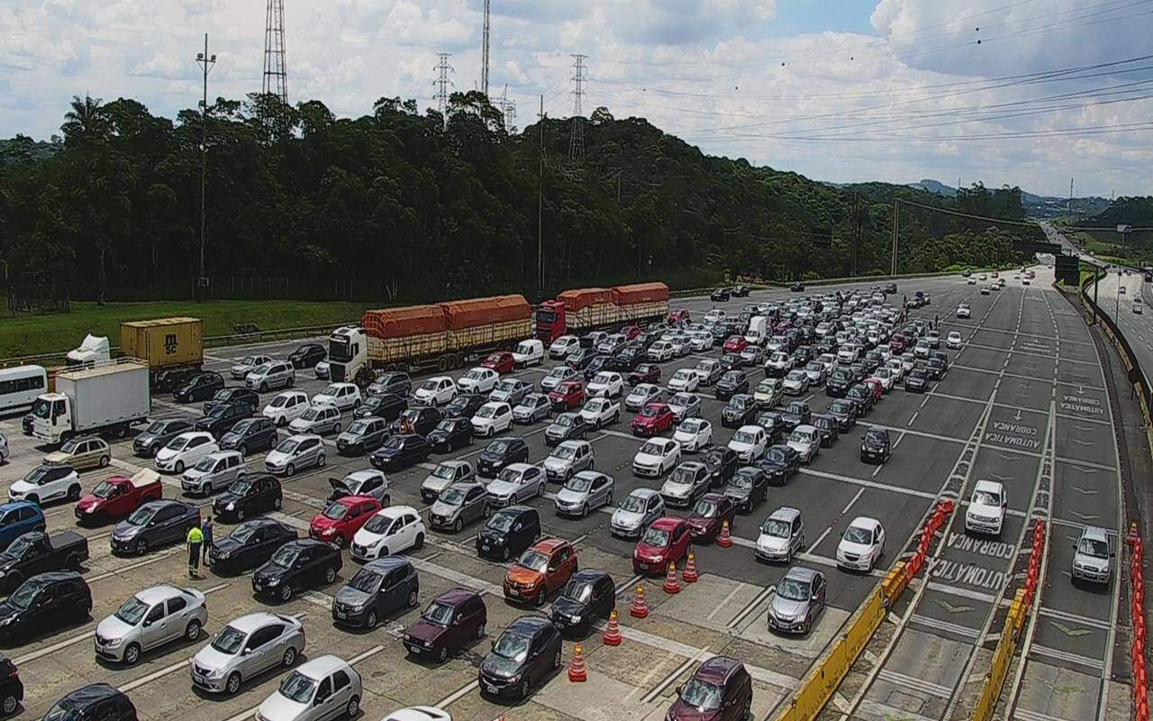 Fila de carros no pedágio da Rodovia dos Imigrantes apresentou tráfego intenso nesta tarde