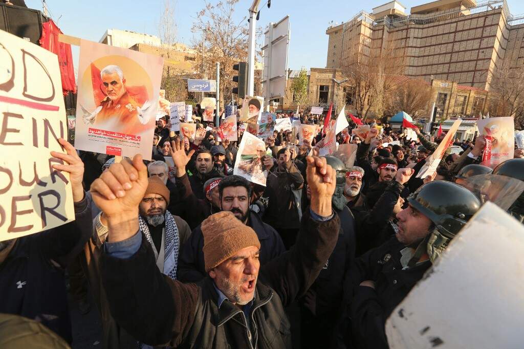 Grupos manifestam contra o governo após Irã assumir culpa por avião ucraniano que foi abatido