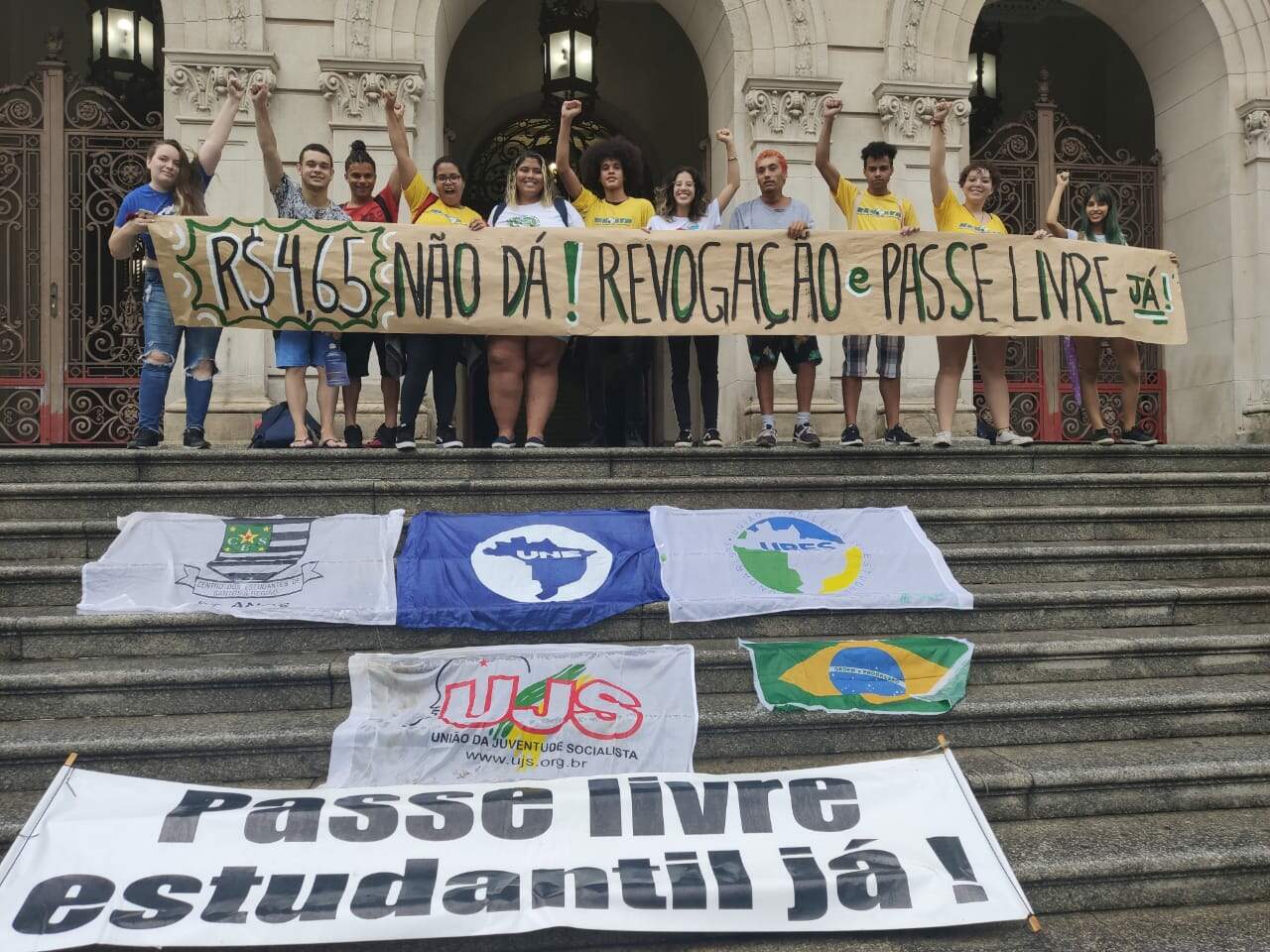 Estudantes protestaram contra aumento da tarifa dos ônibus municipais de Santos e pelo passe livre estudantil 