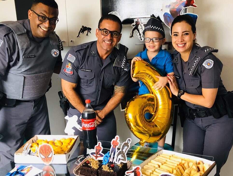 Criança ganhou festa surpresa de policiais em São Vicente