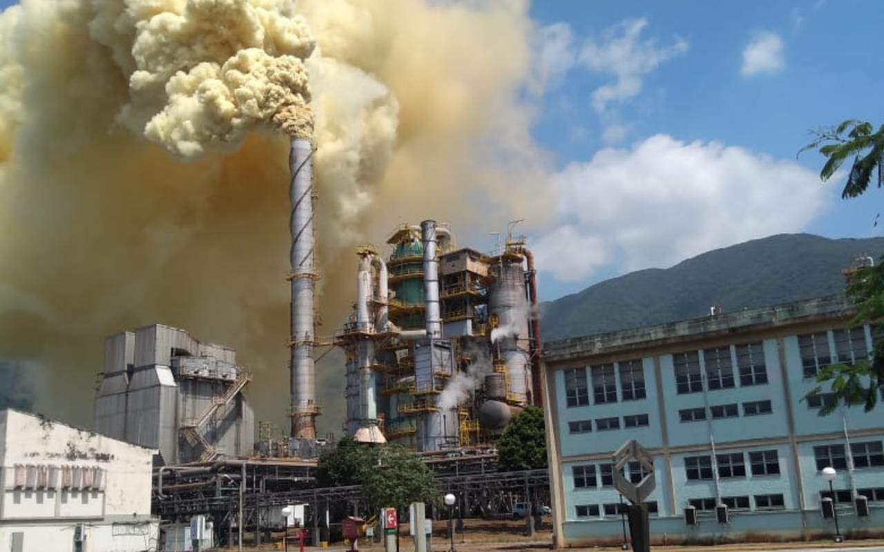 Cetesb multou a Petrobras por vazamento de fumaça amarelada poluente em Cubatão