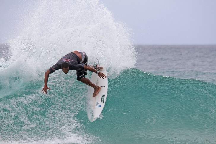 Jojó de Olivença concilia a vida de surfista vencedor com a de líder de projeto social em Guarujá