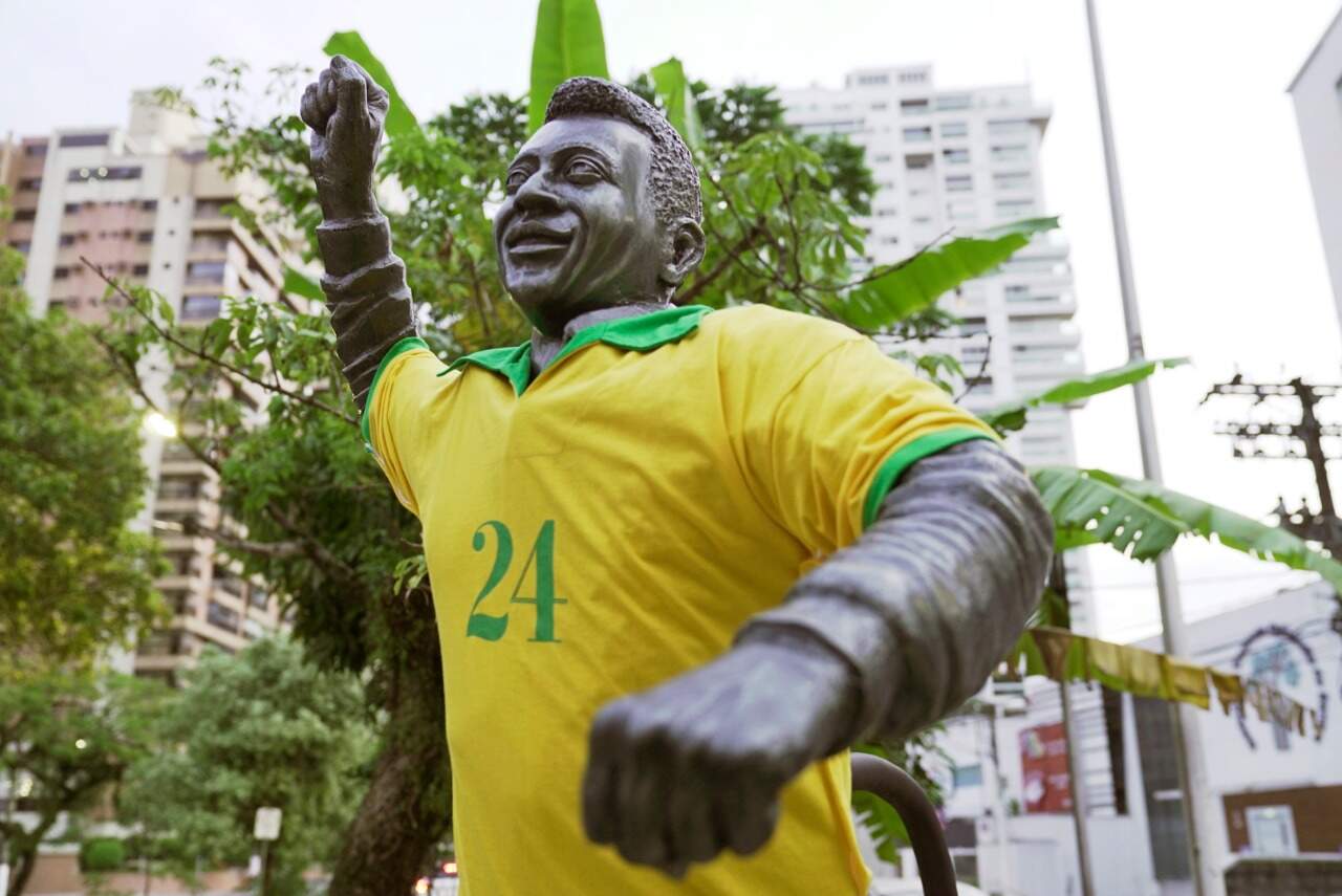 Monumento amanheceu com um apetrecho incomum, já que Pelé vestia a 10 na Seleção