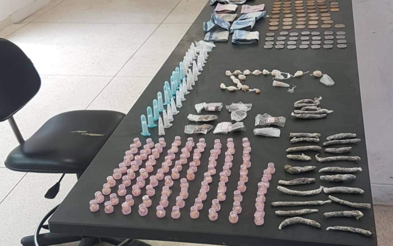 Homem foi preso com mais de 180 porções de drogas e dinheiro em morro de Santos