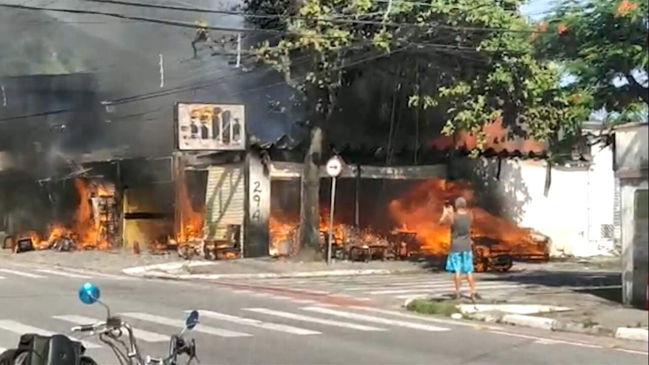 Incêndio teve início por volta das 15h30 em Guarujá 