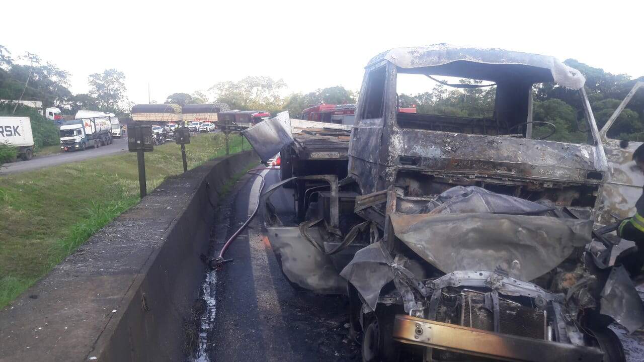 Veículo em que estava vítima ficou totalmente destruído pelas chamas