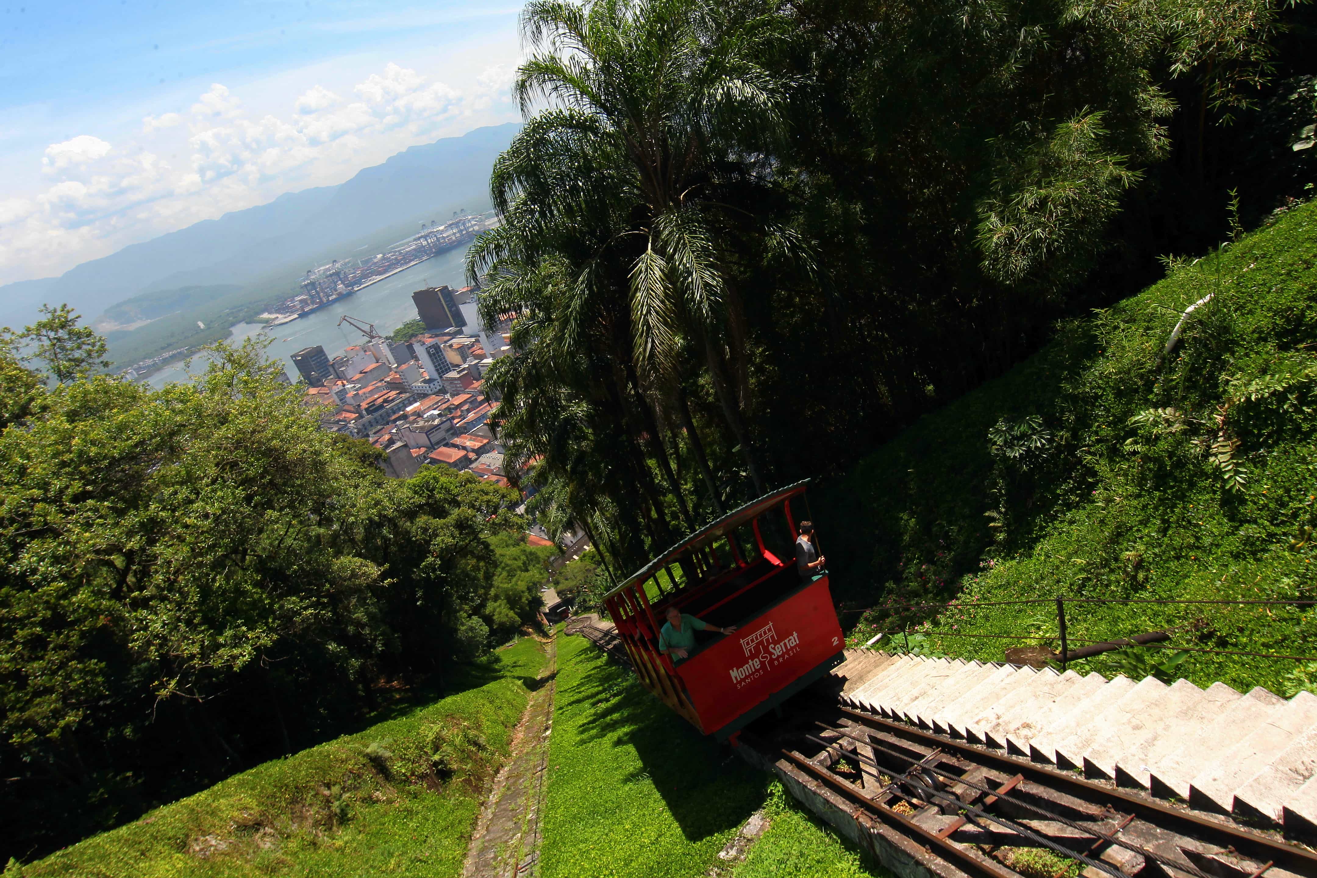 Bonde funicular transporta passageiros entre a base e o alto do morro 