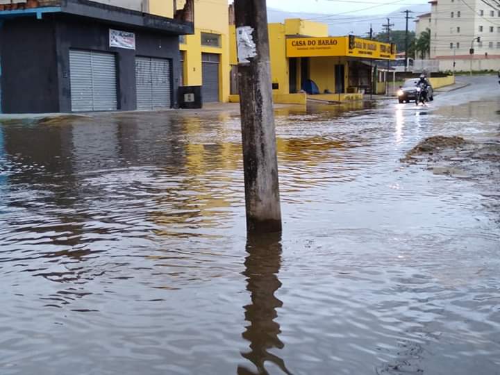 Em Peruíbe, houve enchente na principal rua do bairro Caraguava