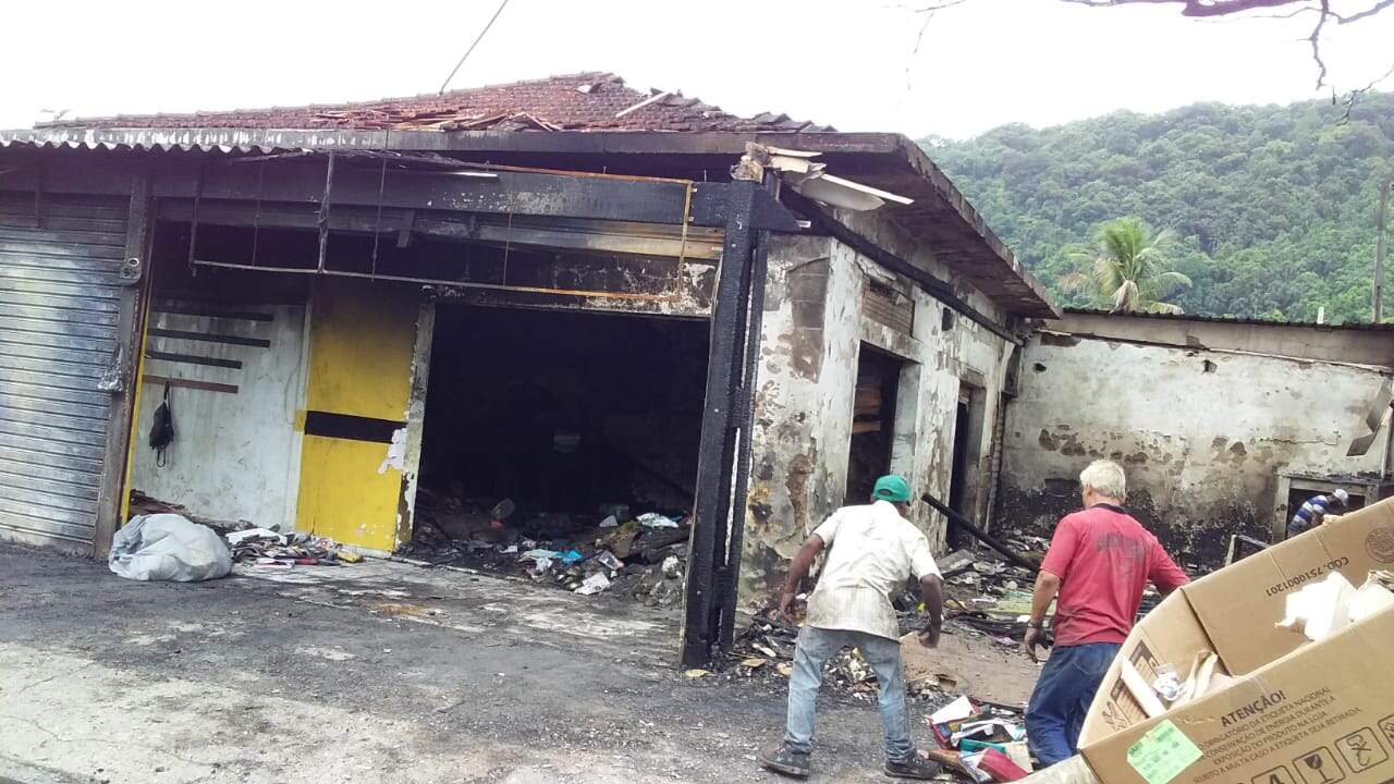 Tapeçaria em Guarujá ficou completamente destruída após incêndio