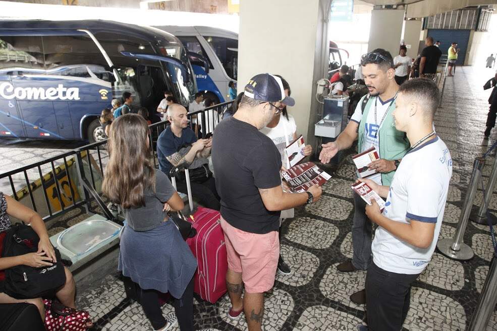 Passageiros da Rodoviária de Santos recebem informação para combater o mosquito da dengue 