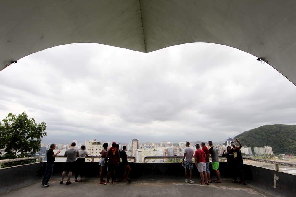 Com vista marcante das praias, monumento projetado por Niemeyer atrai turistas em São Vicente