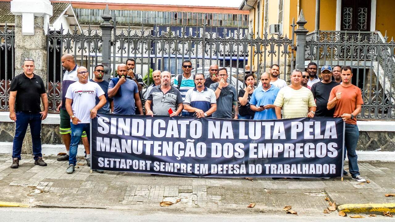 Trabalhadores do Settaport protestam em frente à sede da Codesp, no Macuco