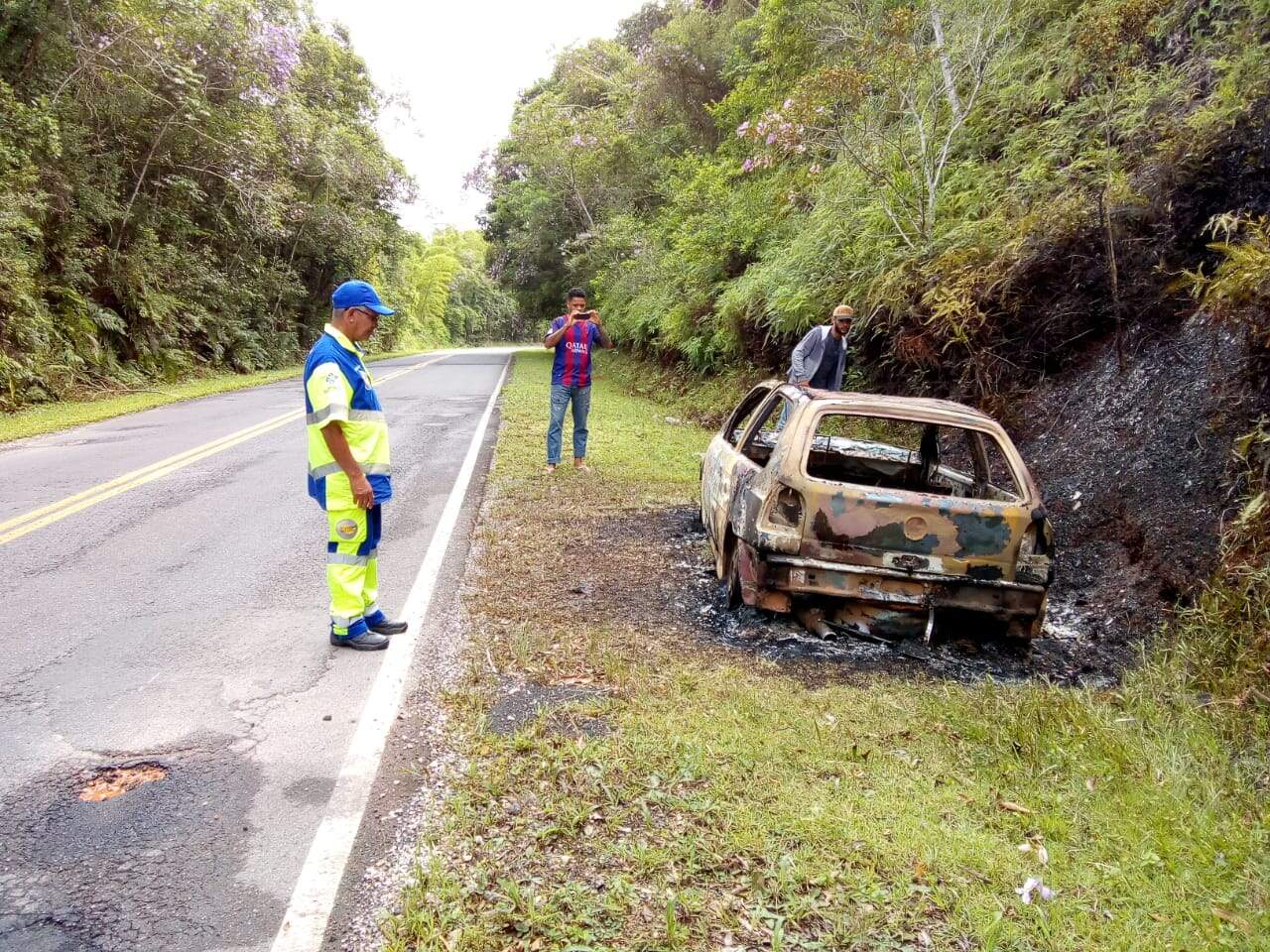 Carro foi encontrado incendiado na Rodovia SP-165, em Juquiá