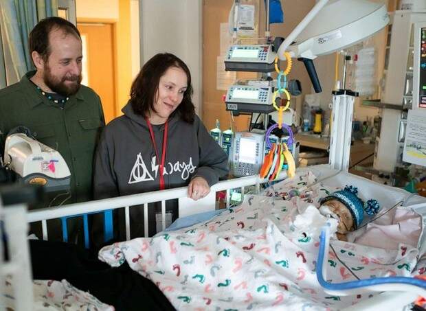 Sean Kelley no hospital com sua esposa e o filho Sawyer