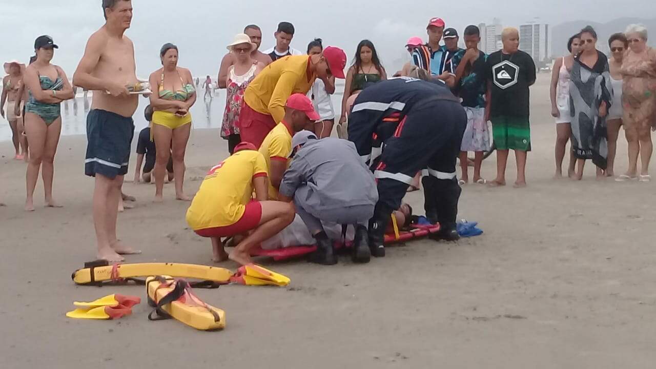 Filho se afoga tentando salvar a mãe e ambos são salvos por bombeiros em Praia Grande