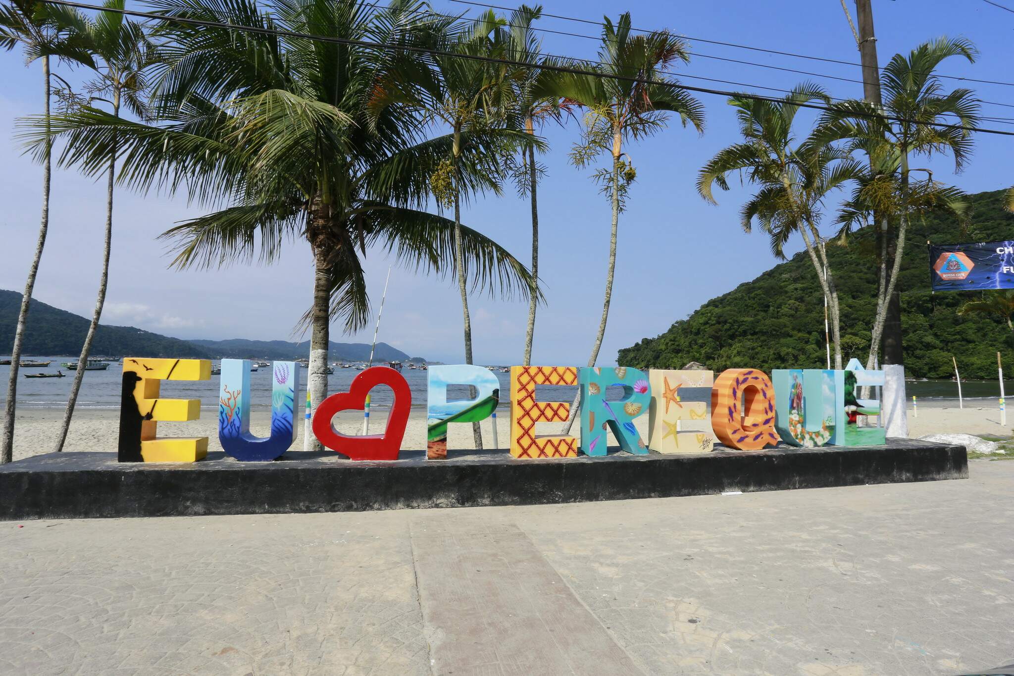 Praia do Perequê, em Guarujá, também ganhou um letreiro temático 