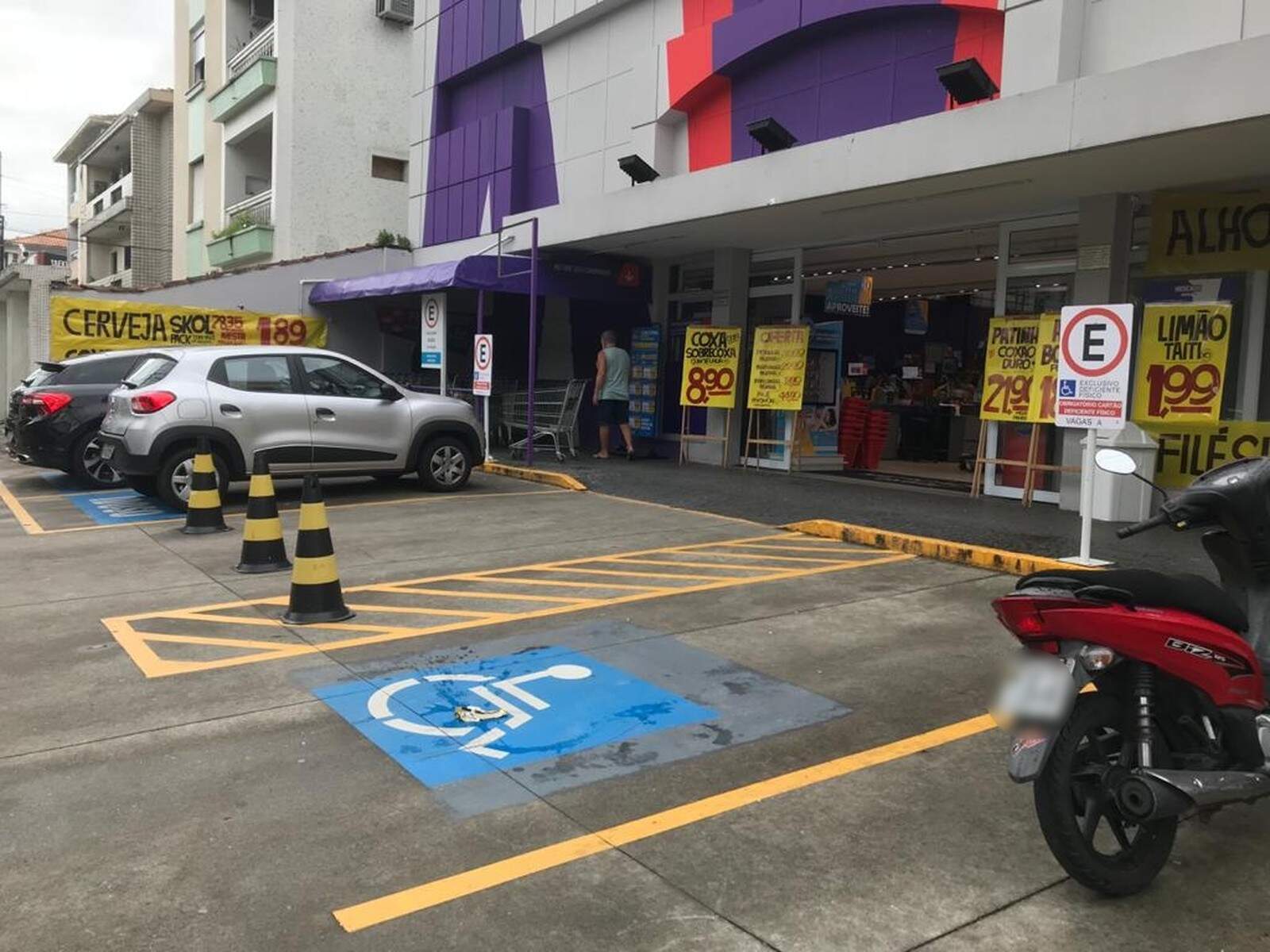 Idosa de 76 anos foi abordada por bandidos no estacionamento de supermercado em Santos
