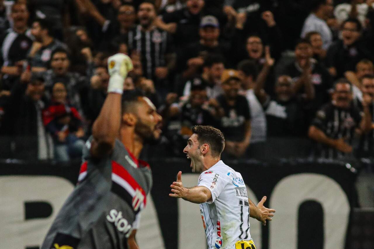 Boselli comemora um dos gols marcados contra o Botafogo, que já o coloca na ponta da artilharia