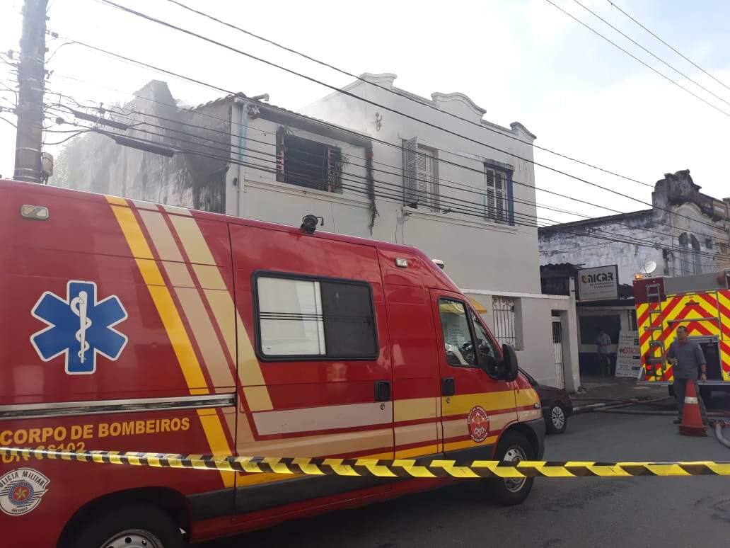 Incêndio atingiu sobrado no Centro de Santos 