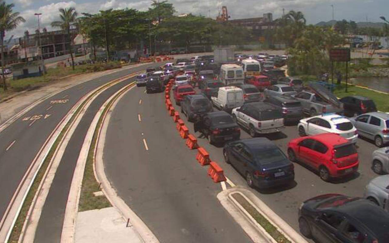 Motoristas enfrentaram lentidão no serviço nesta tarde na travessia para Guarujá